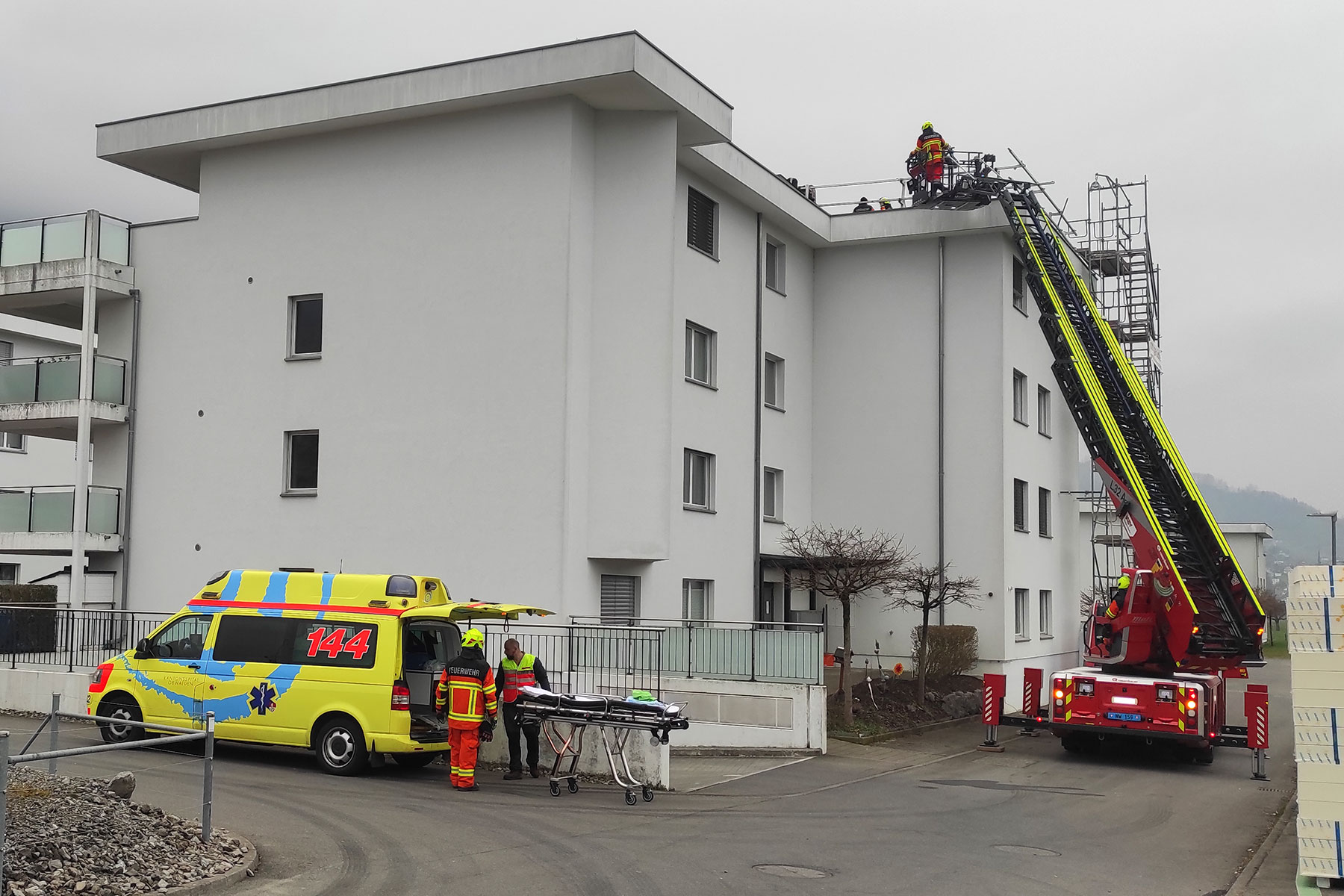 Der Rettungsdienst bietet die ADL für einen Patiententransport auf.