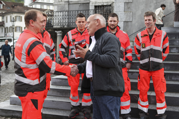 Walter Gäumann übergibt den symbolischen Fahrzeugschlüssel der Lieferfirma Rosenbauer Schweiz AG an Feuerwehrkommandant Fredy Achermann.