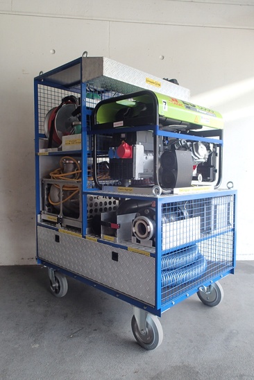 Breite: 860mm
Länge: 1230mm
Höhe: 1670mm
Gewicht 400 kg

Beladung:
1 Notstromaggregat 8.0 kW
1 Kabelrolle 25m, 380 Volt
1 Kabelrollen 50m, 220 Volt
1 Scheinwerfer 500 Watt, mit Stativ
1 Schmutzwasserpumpe "Chiemsee",(2200 lt/min)
1 Tauchpumpe mit Flachabsaugung "Mast K5SA",(330 lt/min)
1 Tauchpumpe "ECM 100-DS",(450 lt/min)
2 Schläuche formfest 75mm
1 Schachtabsaugung
1 Bogen 90°
1 Bogen 45°
1 Druckbrecher
2 Feuerwehrschlauch 75mm
2 Feuerwehrschlauch 55mm
1 Rako-Box 
   (1 Hilfsstrick, 2 Storzschlüssel, 1 Schraubenzieher)
1 Benzinkanister