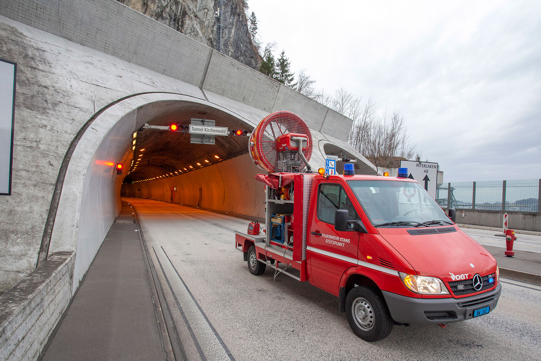 Ein Pannenfahrzeug qualmt im Kirchenwaldtunnel.