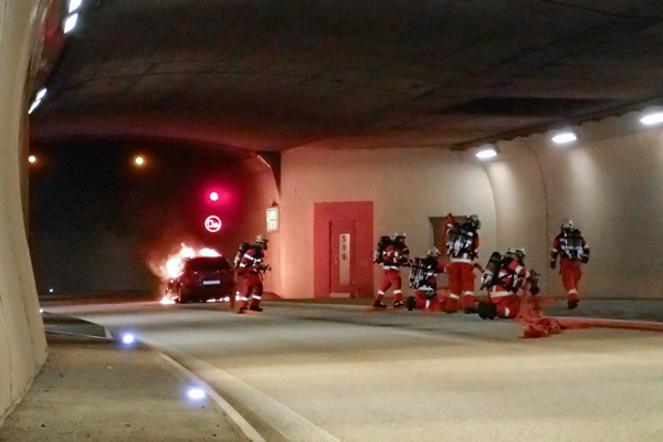 Als die Feuerwehr eintrifft, hat der Brand das Wageninnere bereits erfasst. Die beiden Fahrzeuginsassen sind in Sicherheit.