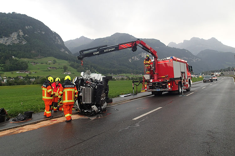 Bei einem schweren Verkehrsunfall in Oberdorf werden zwei Personen leicht verletzt. Die Strassenrettungs- und die Verkehrsgruppe stehen im Einsatz.