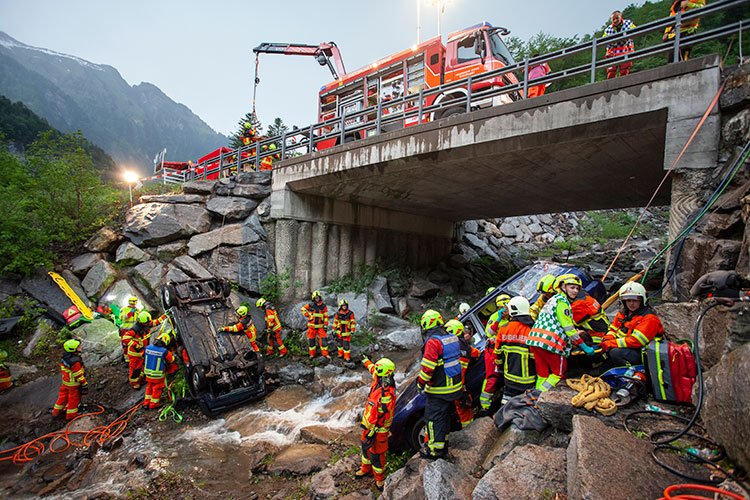Die Strassenrettungsgruppe übt zusammen mit der Feuerwehr Engelberg und dem Rettungsdienst 144 am Eugenibach.