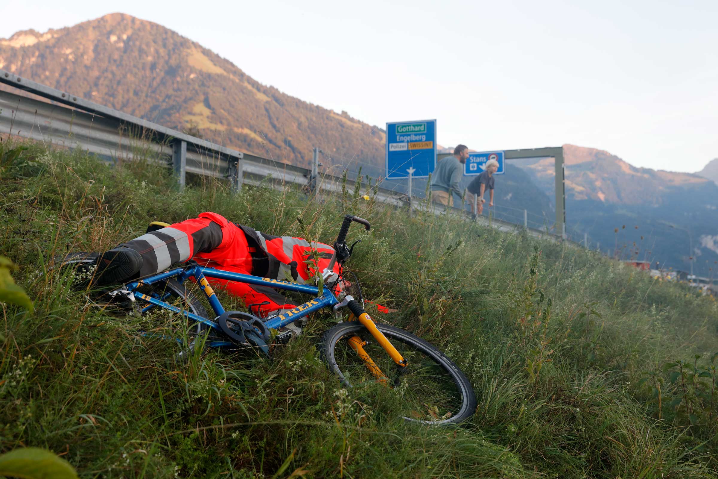 Ein Radfahrer liegt verletzt auf der Böschung.