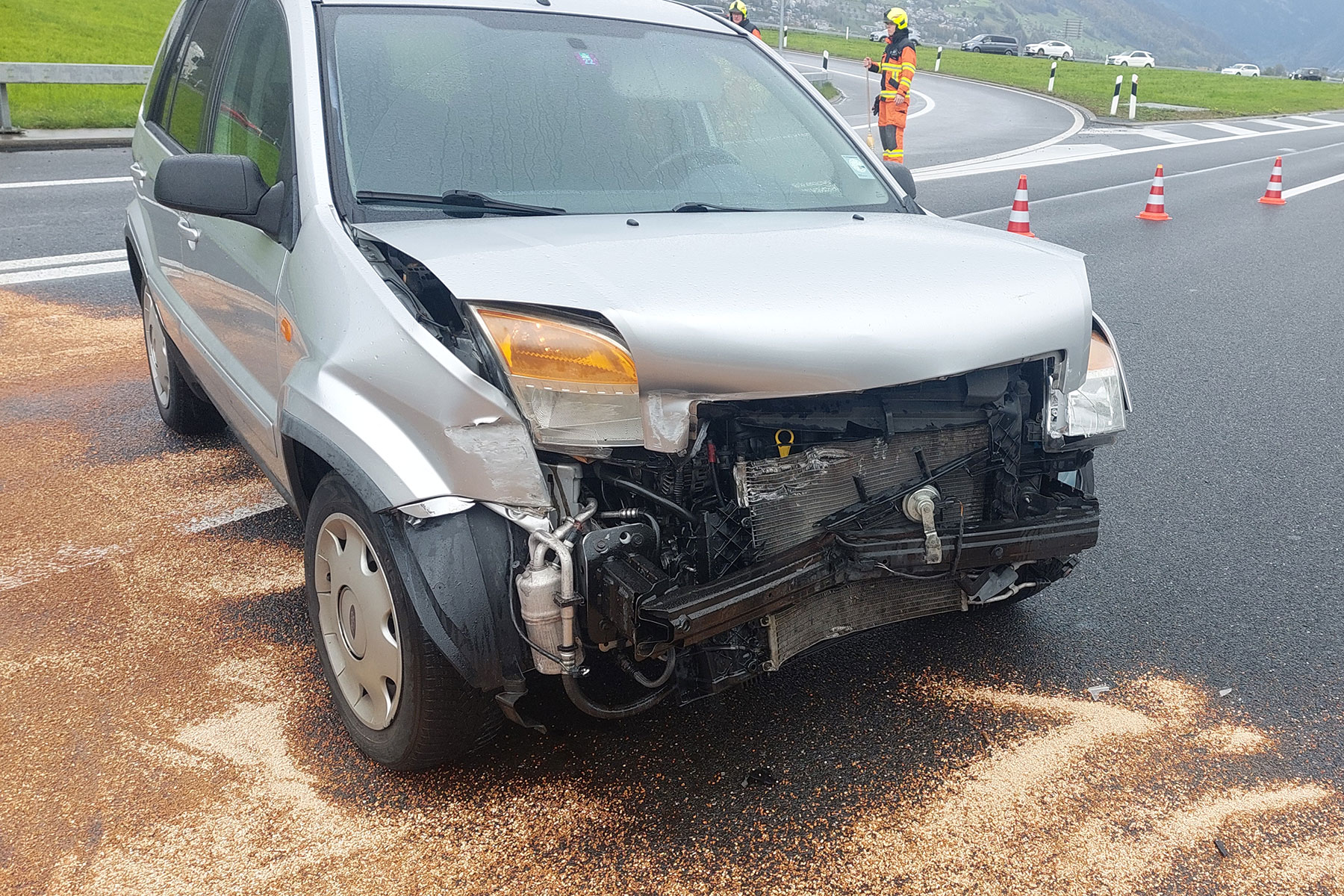 Nach einem Verkehrsunfall auf der A2 braucht es Ölwehrmassnahmen.