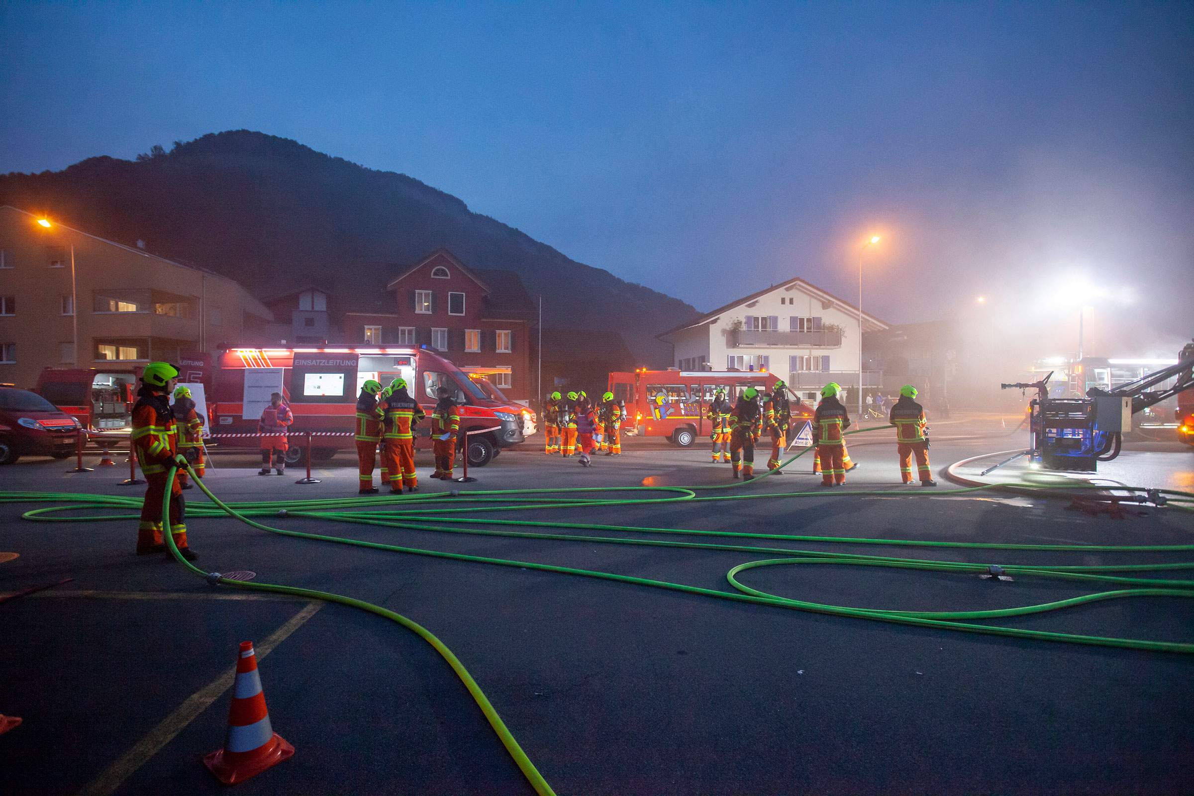Die Feuerwehrleute achten auf genügend Schlauchreserve.