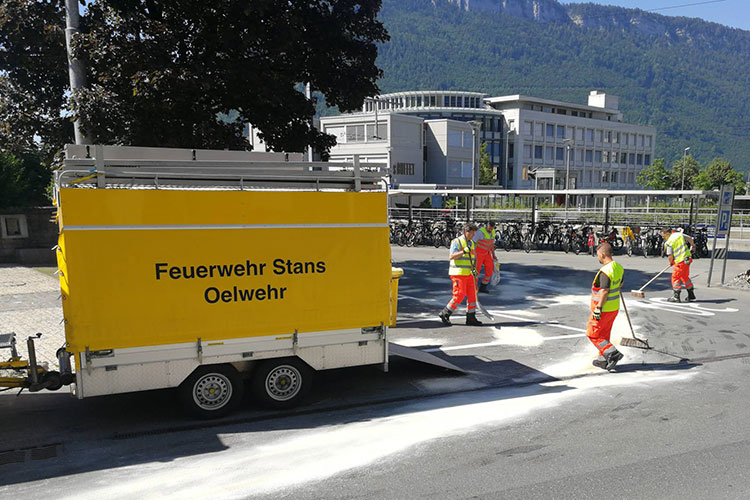 Auf der Bahnhofstrasse beseitigt das Ersteinsatzelement 2 eine Ölspur.
