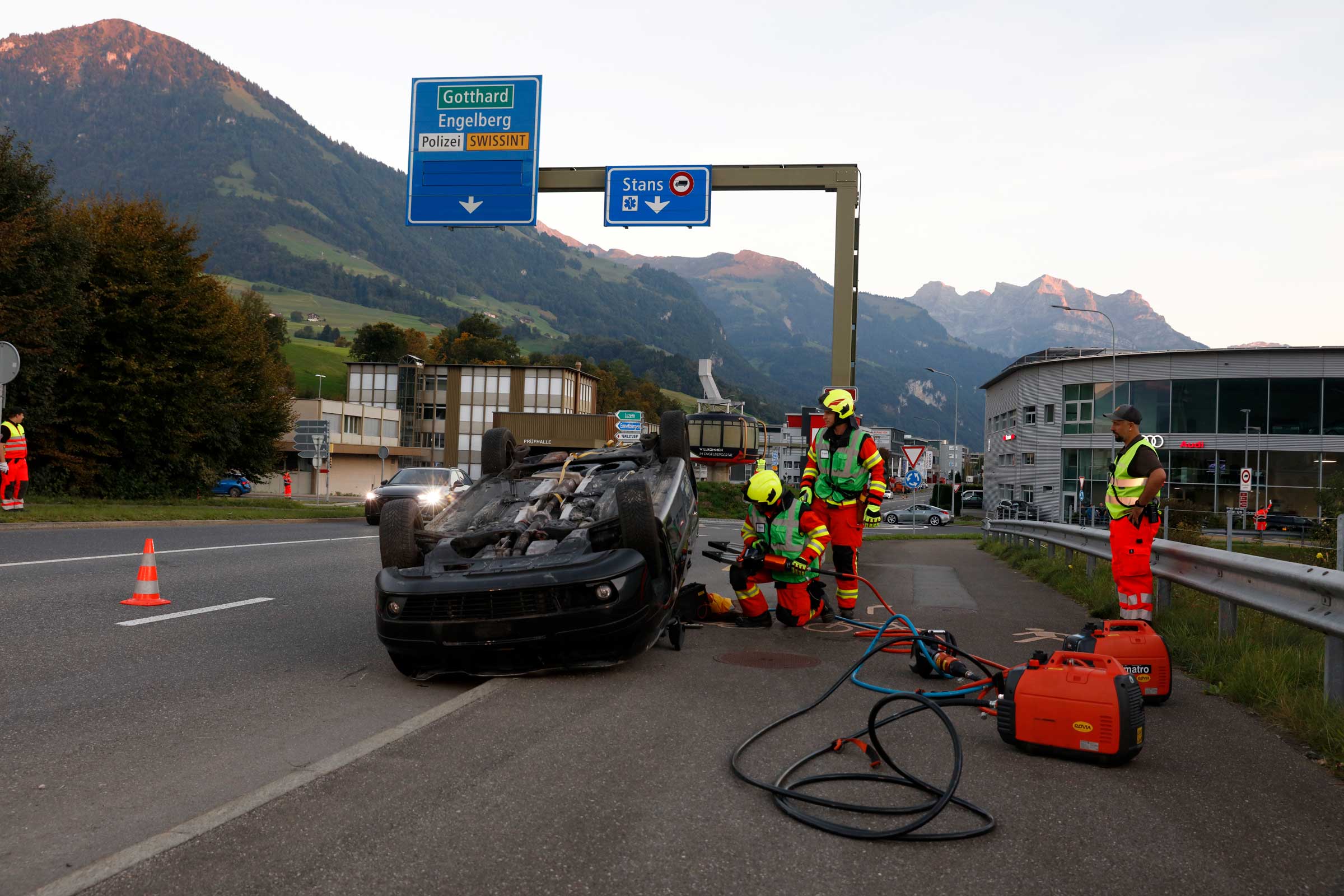 Mitglieder der Strassenrettungsgruppe beginnen mit der Rettung der zwei im Auto eingeschlossenen Personen.