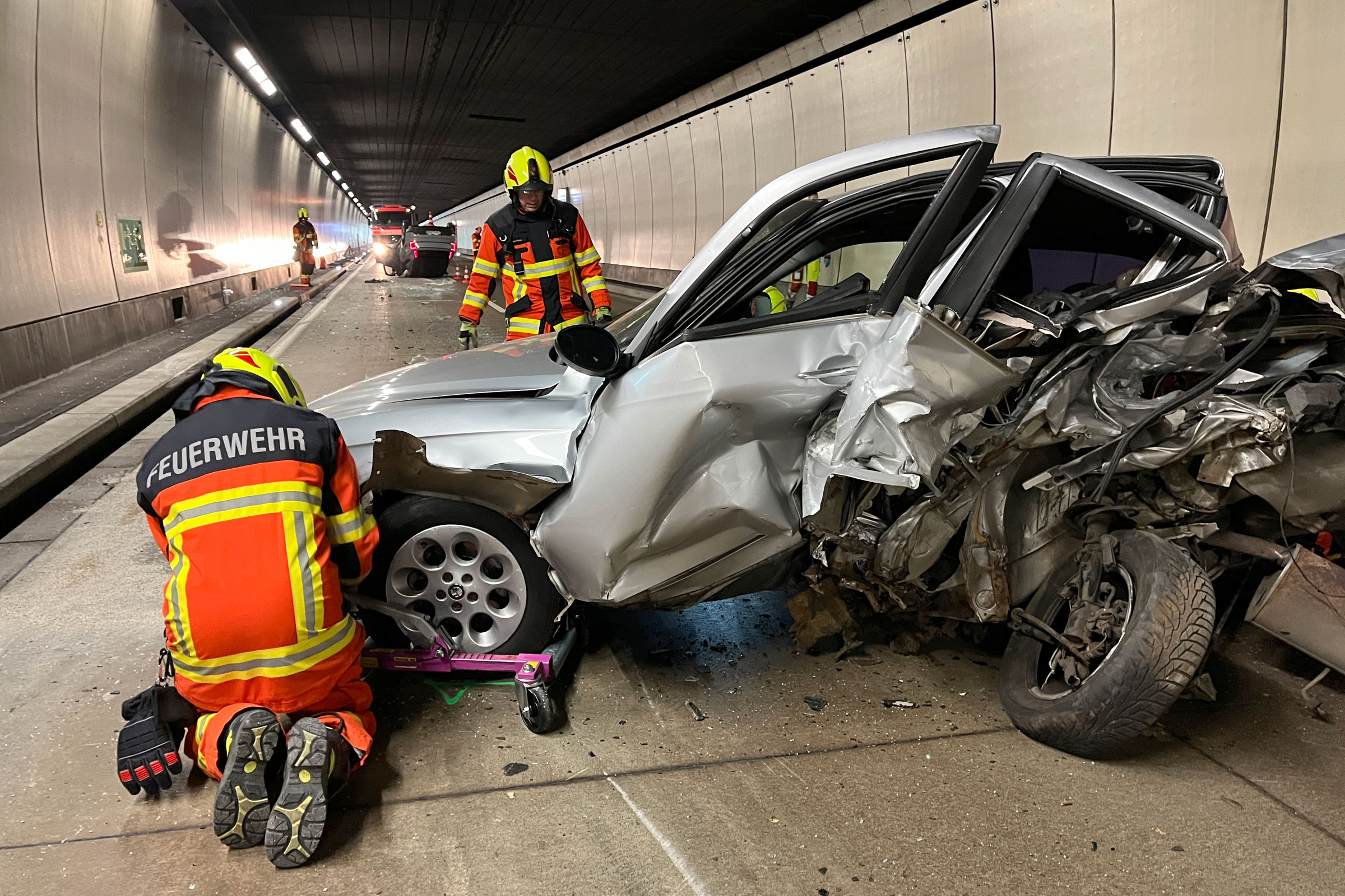 Im Seelisbergtunnel prallt ein Auto in ein stehendes Pannenfahrzeug. Einer der Lenker muss ins Spital und die Stützpunktfeuerwehren Altdorf und Stans räumen die Unfallstelle.