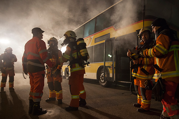 Für die Atemschutzprobe der Kompanie 1 steht im Eichli ein doppelstöckiges Postauto bereit. Im künstlichen Rauch durchsuchen Atemschutztrupps den Bus nach bewusstlosen Fahrgästen.