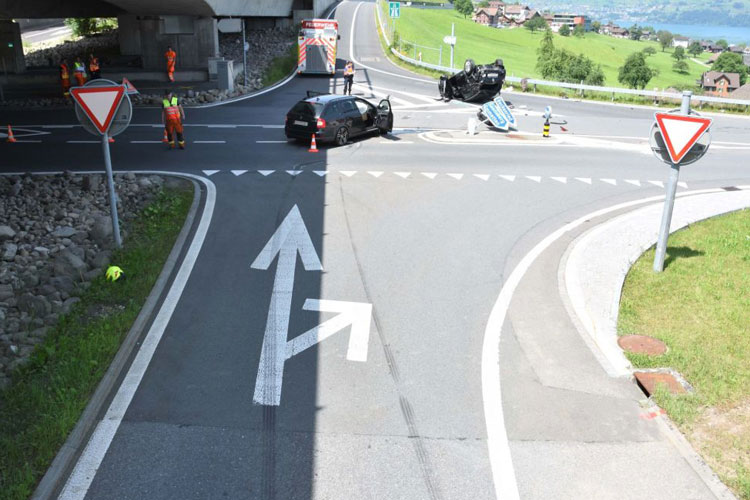 In Beckenried ereignet sich eine Kollision zwischen zwei Autos. Die Strassenrettungsgruppe muss ausrücken.