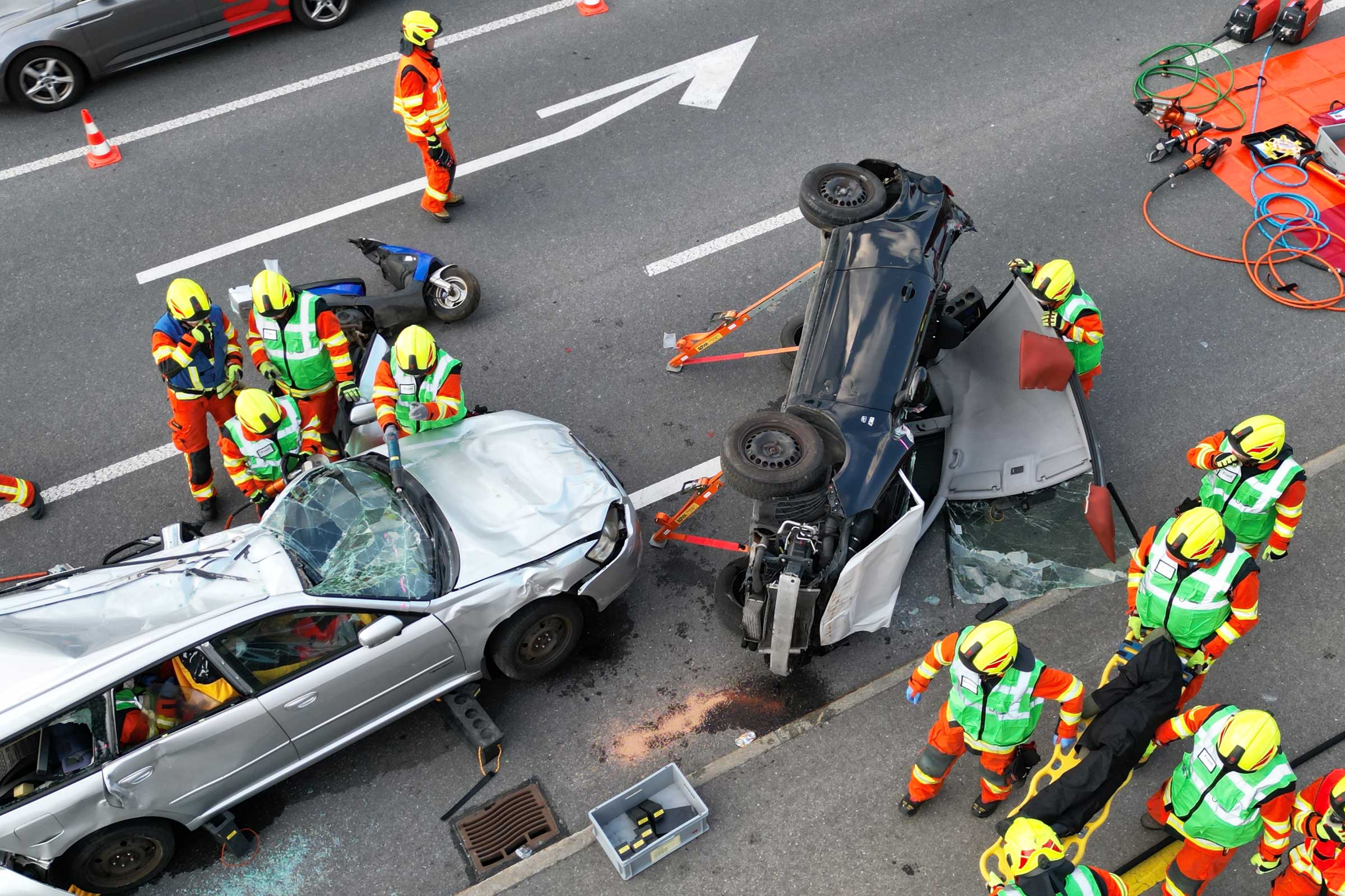 Die Strassenrettungsgruppen üben beim Länderpark an drei Unfallfahrzeugen.