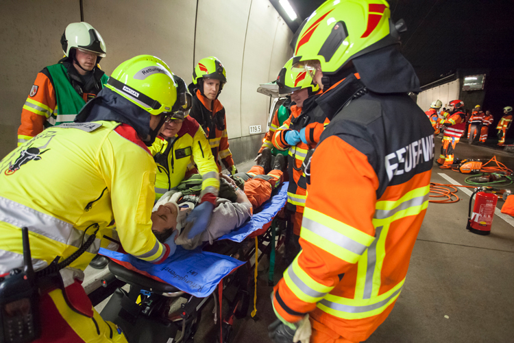 Die Blaulichtorganisationen von Uri und Nidwalden üben zusammen im Seelisbergtunnel. Die Strassenrettungsleute holen mehrere Figuranten aus verunfallten Fahrzeugen.