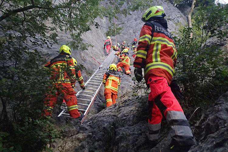 An einem Kletterfels in Stansstad verunfallt eine Person. Die Strassenrettungsgruppe, der auch ausgebildete Höhenretter angehören, bringt die verletzte Person in Sicherheit.