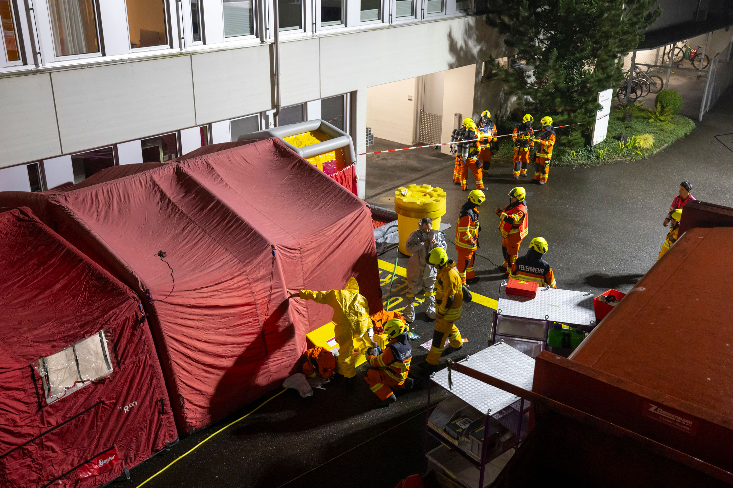 Die Feuerwehr baut eine Anlage zur Dekontamination ihrer eigenen Leute auf.