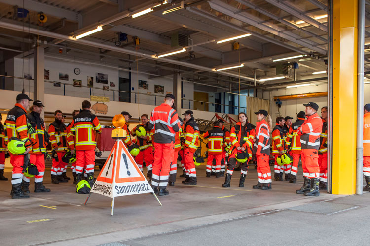 Die per «Mokos» alarmierten Feuerwehrleute warten im Stützpunkt auf die Aufträge des Einsatzleiters.