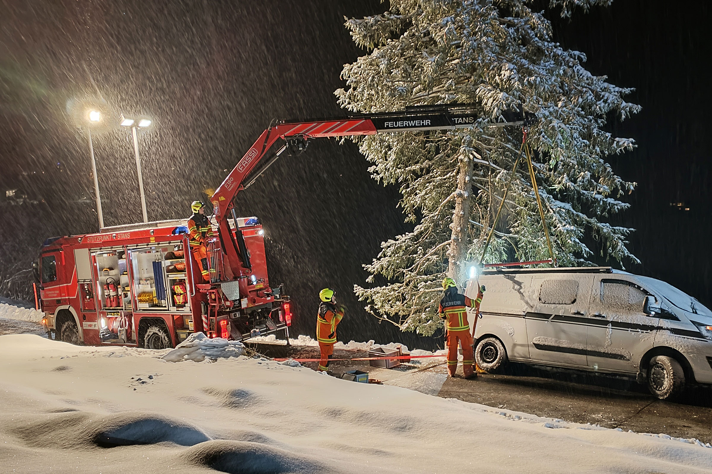 Die Strassenrettungsgruppe bringt in Obbürgen ein verunfalltes Auto zurück auf die Strasse.