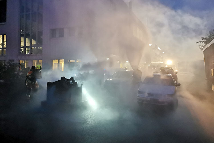 Die beiden Atemschutzgruppen für unterirdische Verkehrsanlagen üben hinter dem Feuerwehrlokal.
