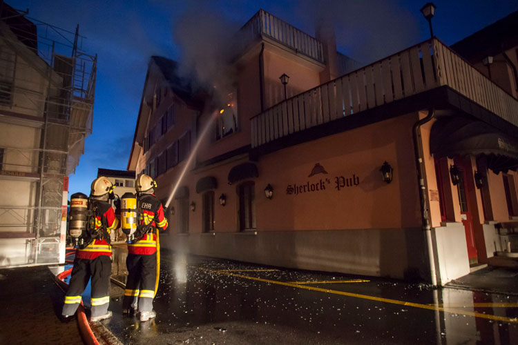 Von aussen sind sporadisch Flammen und Funken sichtbar.