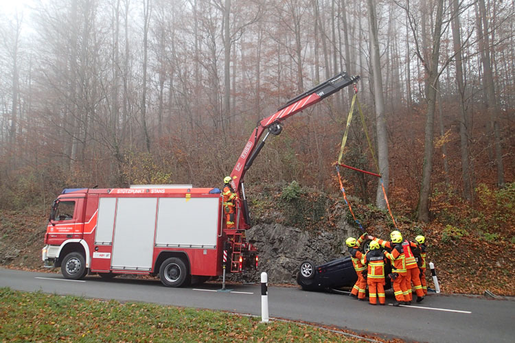 Auf der Stansstader Bürgenstockstrasse kippt ein Auto aufs Dach. Die Strassenrettungsgruppe stellt es wieder auf.