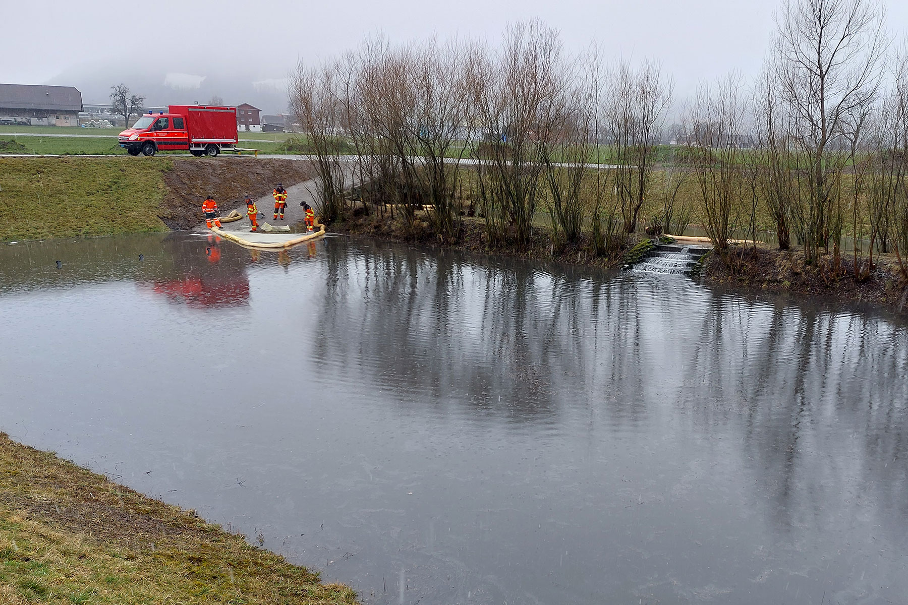 In der Strassenabwasser-Behandlungsanlage (SABA) Scheidgraben schwimmt Öl.