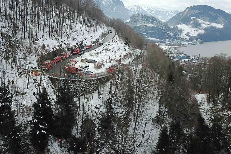 Auf der Bürgenstockstrasse findet eine Rettungsübung mit der Polizei, der alpinen Rettung ARS und dem Rettungsdienst 144 statt. Von der Feuerwehr ist die Strassenrettungsgruppe dabei.