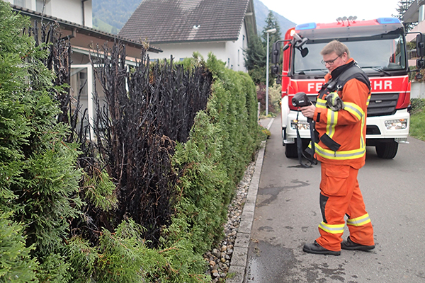 Eine brennende Hecke an der Rotzhalde ist bereits gelöscht, als die Feuerwehr eintrifft.
