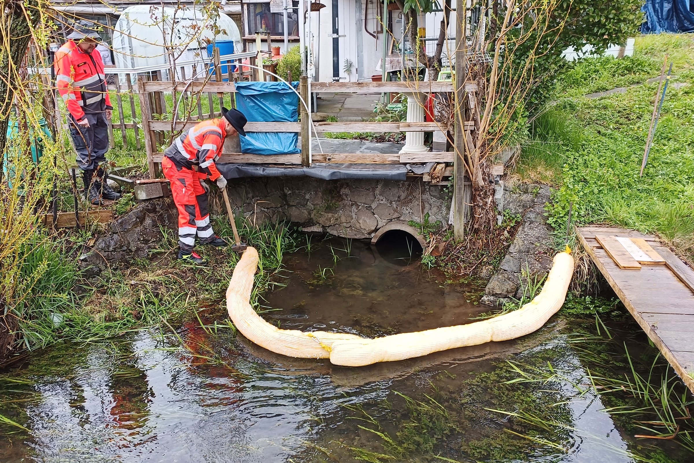 Im Galgenried muss durch eine defekte Hydraulikleitung ausgetretenes Öl aufgefangen werden.
