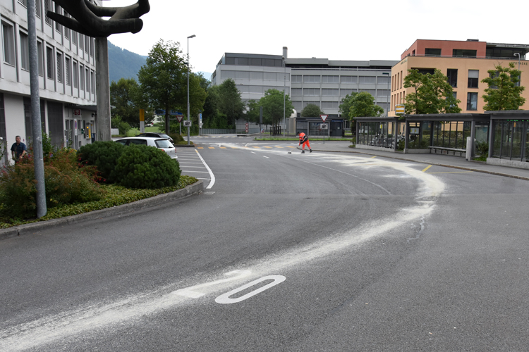 Erneut gibt es eine Ölspur zu beseitigen. Diesmal reicht sie vom Bahnhof bis zum Einkaufszentrum Länderpark.