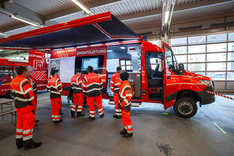 Das neue Einsatzleitfahrzeug wird der Stützpunktfeuerwehr übergeben.