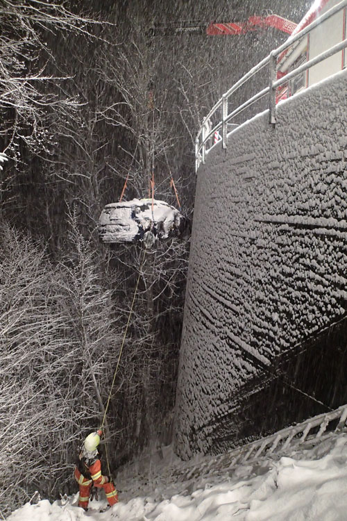 Auf der Strasse zwischen Emmetten und Beckenried kommt ein Auto von der schneebedeckten Strasse ab. Die Strassenrettungsgruppe holt den Personenwagen mit dem Kran auf die Strasse zurück.