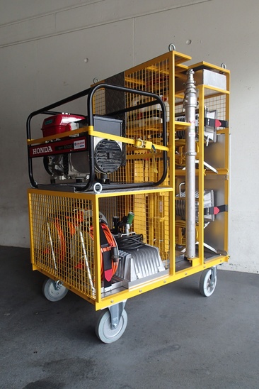 Breite: 860mm
Länge: 1230mm
Höhe: 1670mm
Gewicht 330 kg

Beladung:
1 Notstromaggregat 6.5 kW
1 Kabelrolle 25m, 380 Volt
2 Kabelrollen 50m, 220 Volt
2 Scheinwerfer 1000 Watt, mit Dreibeinstativ
2 Scheinwerfer 500 Watt, mit Stativ
2 Lichtmast mobil, Höhe 4m
2 Scheinwerfer 1000 Watt für Lichtmast
2 Verlängerungskabel 220 Volt, Länge 10m
1 Elektroverteiler 380 Volt / 220 Volt