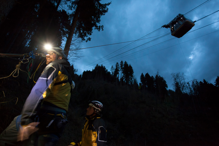 Die Spezialisten der ARS haben ein Rettungsseil im Wald verankert.