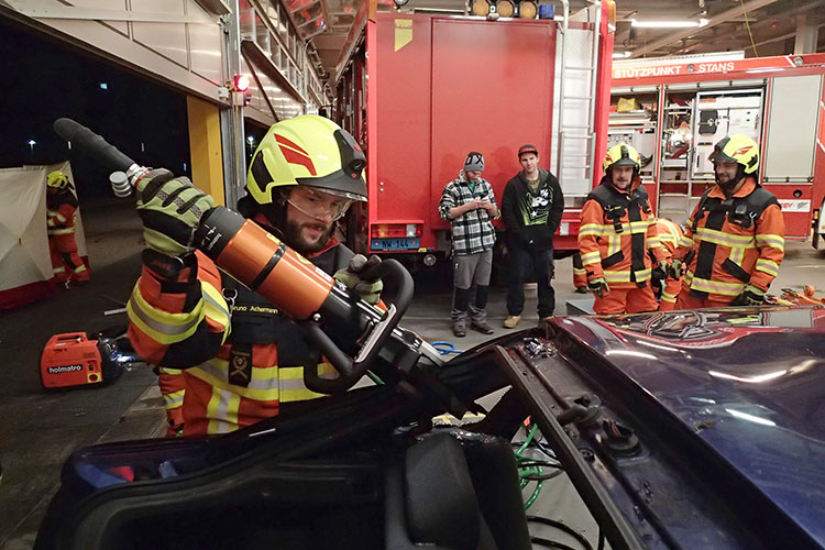 Die Strassenrettungsgruppe übt mit neu angeschafften Hydraulikwerkzeugen.