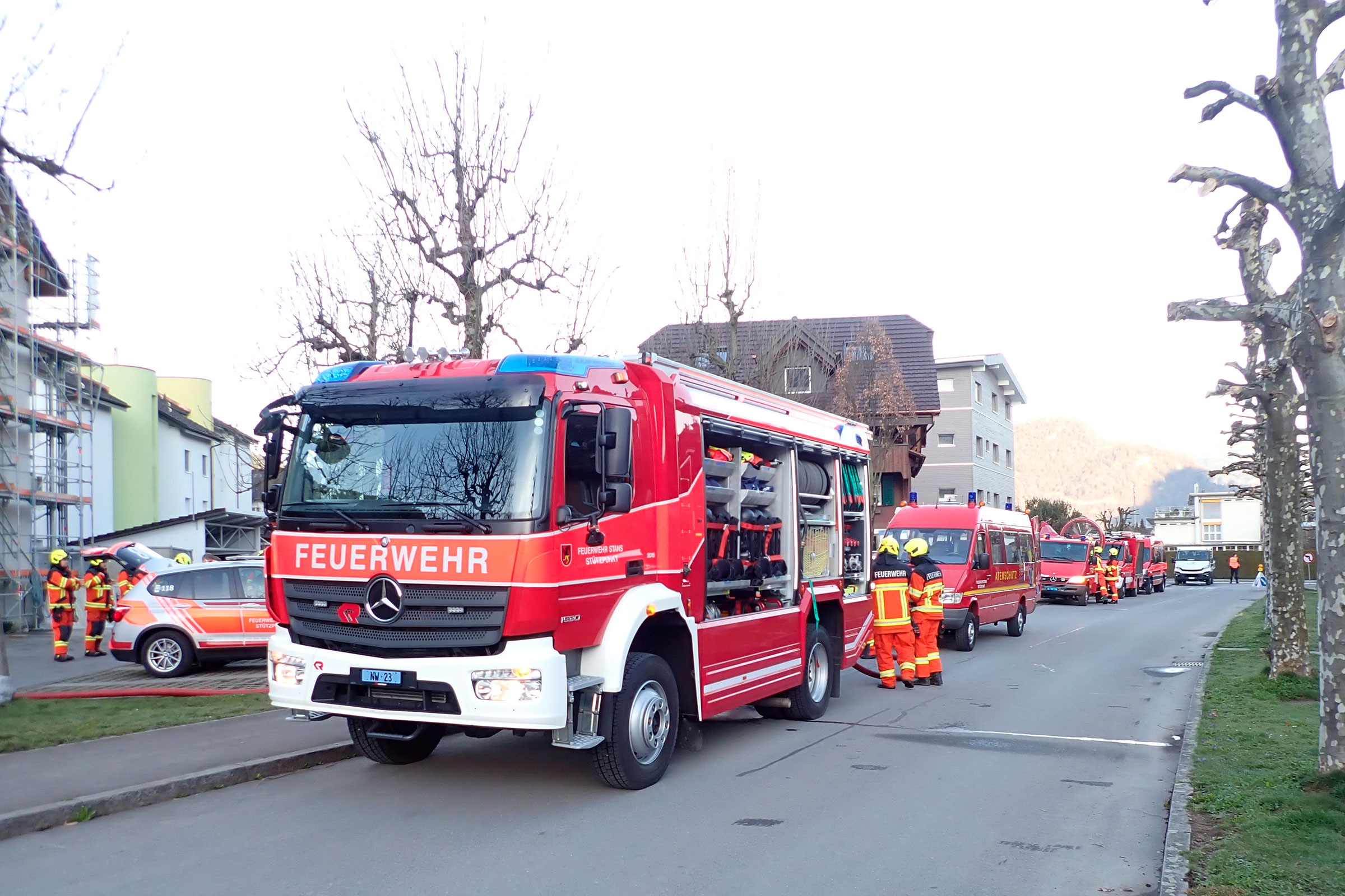 Der Anfahrtsweg ist kurz, als in der Steinersmatt Rauch in einem Treppenhaus festgestellt wird.