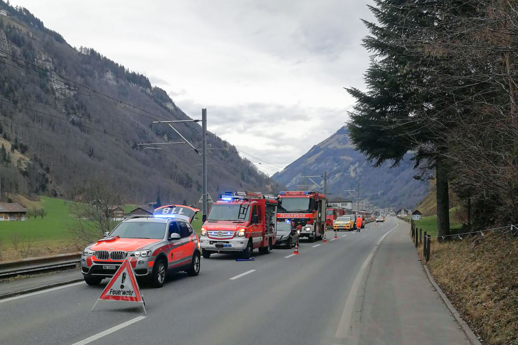 Nach einem Personenunfall auf der Bahnstrecke in Wolfenschiessen leitet die Feuerwehr den Strassenverkehr um und bringt Bahnpassagiere zu ihrem Anschlusszug.
