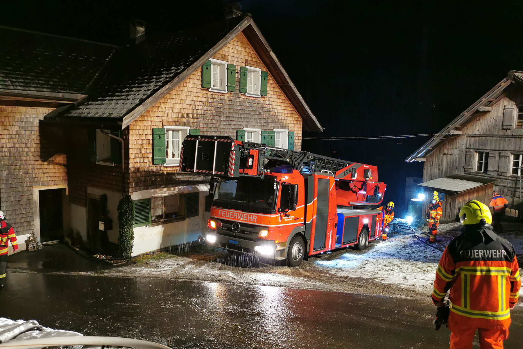 Die Autodrehleitergruppe rückt wegen einem Kaminbrand nach Beckenried aus.