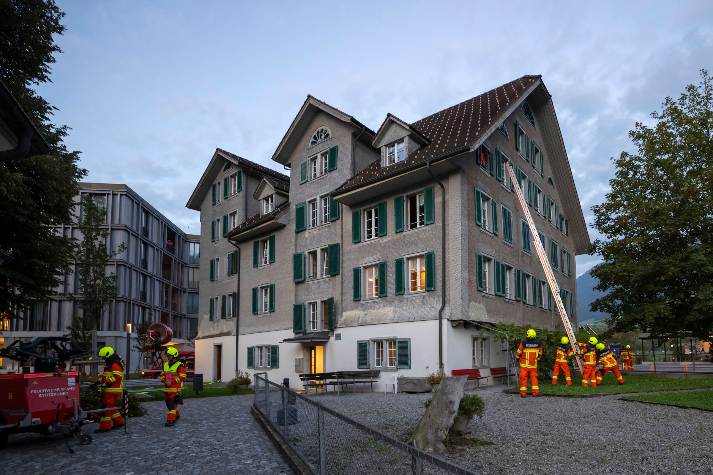 Die Abschlussübung der Einsatzzüge findet beim ehemaligen Wohnhaus Mettenweg statt, in welchem nun Geflüchtete untergebracht sind.