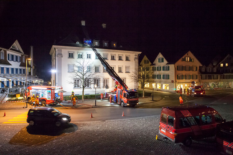 Bevor die Umbauarbeiten beginnen, führen die Einsatzzüge Übungen im Regierungsgebäude durch.