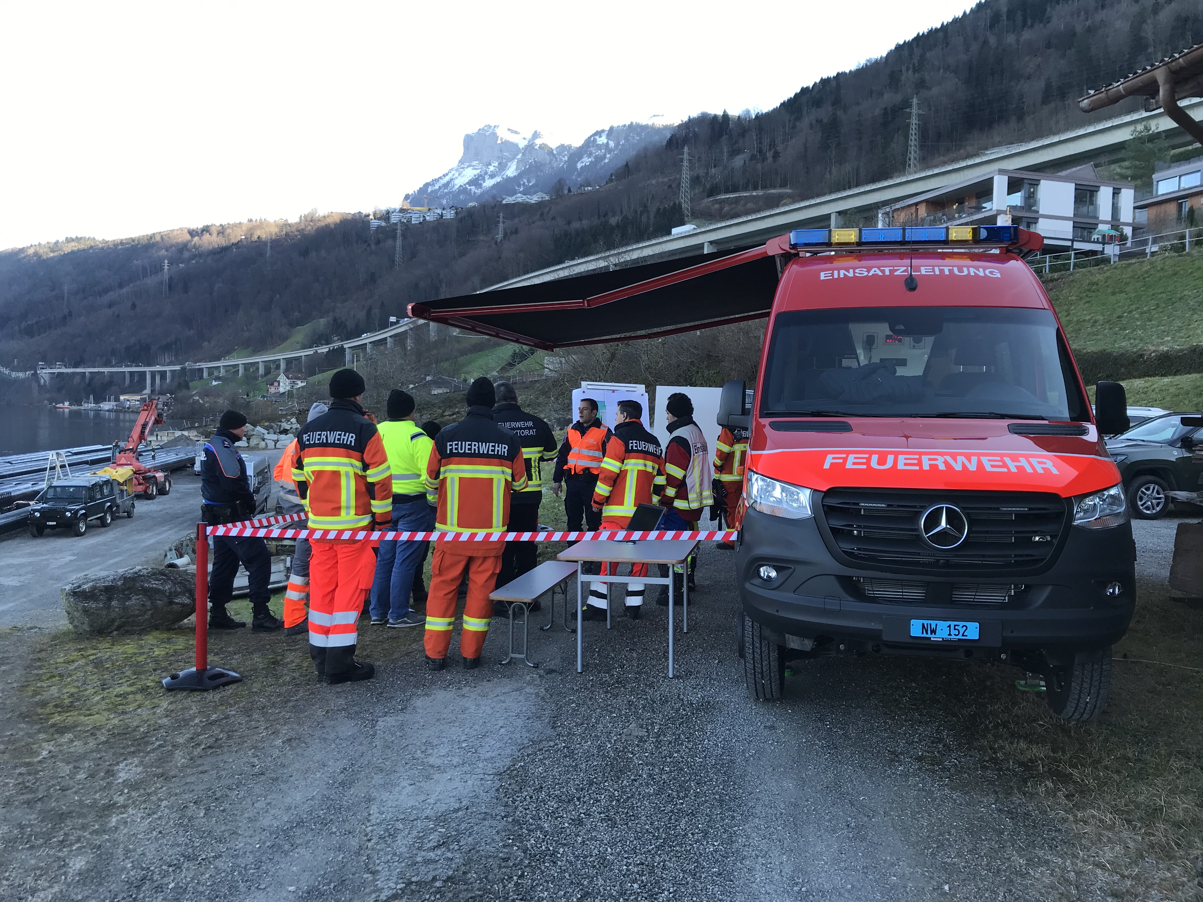 In Beckenried kippt ein Pneukran mit angehängter Trafostation von einer Naue und versinkt im See. Das neue Einsatzleitfahrzeug steht zum ersten Mal im Einsatz.