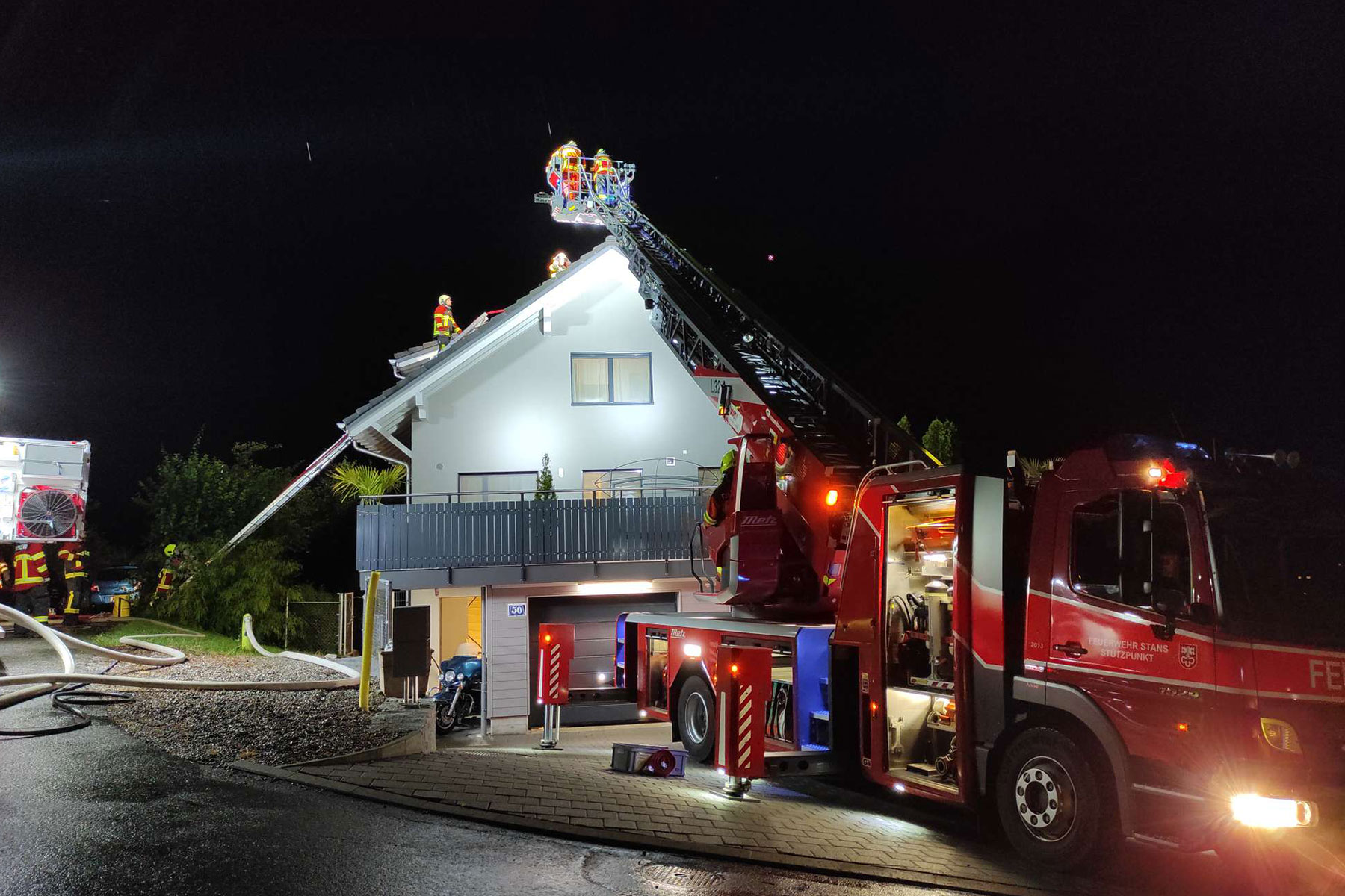 Nach einen Blitzschlag brennt in Emmetten ein Dachstock.