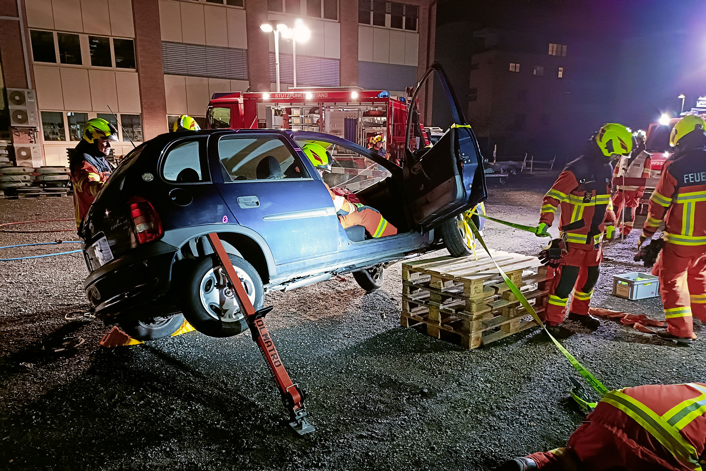 Die Strassenrettungsgruppe übt beim Feuerwehrstützpunkt.