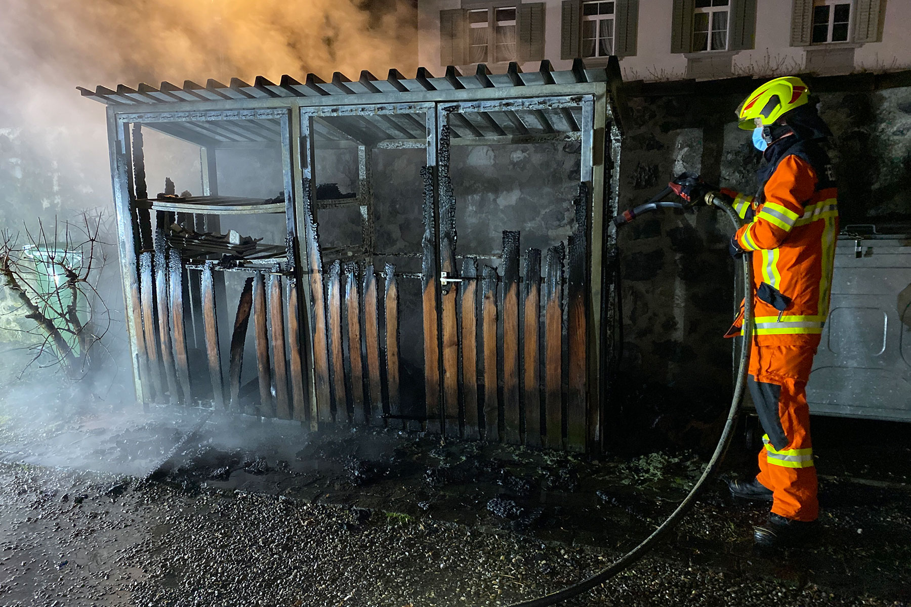 In der Neujahrsnacht brennt bei der Rosenburg ein Abfallunterstand.