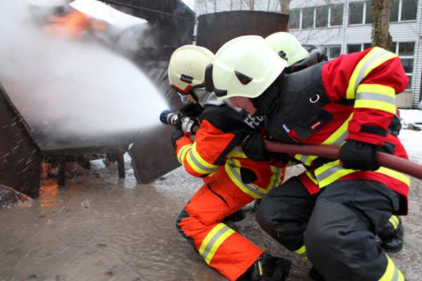 Am kantonalen Einführungskurs in Stans nehmen 85 Rekrutinnen und Rekruten teil. 14 von ihnen sind kürzlich der Feuerwehr Stans beigetreten.