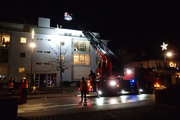 Die Angehörigen der Autodrehleitergruppe unterbrechen ihre Weihnachtsfeiern, weil in einem Stansstader Wohnhaus Rauch festgestellt worden ist. Es ist genau der hundertste und letzte Einsatz des Jahres.