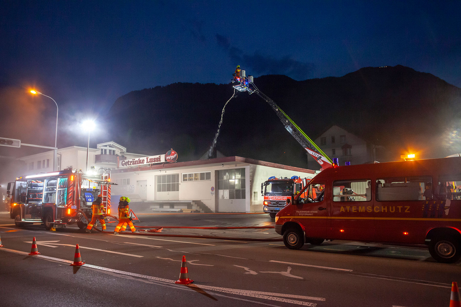 Einsatzübung 2: Gleichzeitig gibt es an der Stansstaderstrasse einen Grossbrand zu bewältigen.