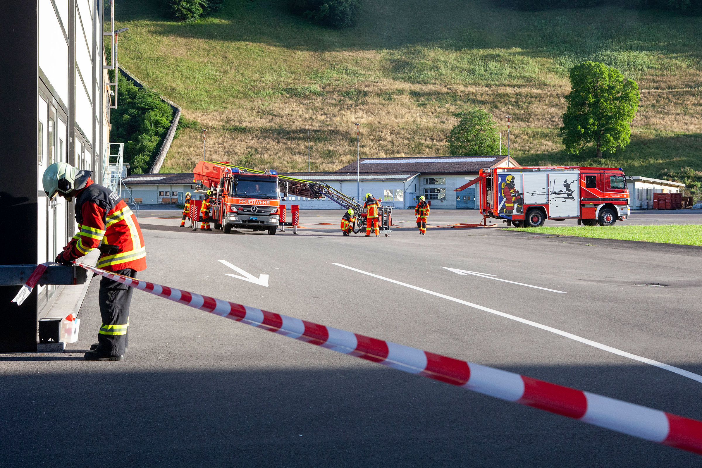 Die Übung beginnt mit Massnahmen zur Brandbekämpfung.