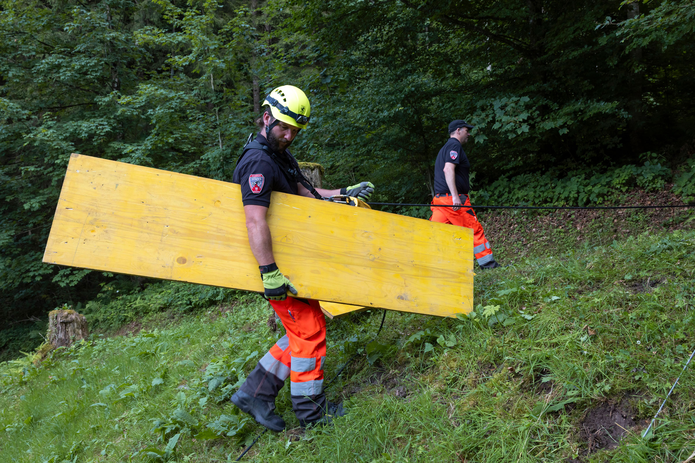Das Material für eine Hochwasserverbauung gelangt unter erschwerten Bedingungen an den Einsatzort.