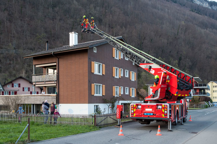 Ein Schaden am Kamin wird von der Autodrehleiter aus inspiziert.