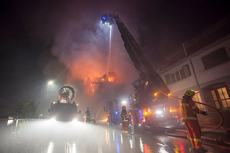 In Beckenried brennt ein Wohnhaus.
